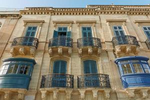 typische en traditionele kleurrijke architectuur en huizen in Valletta in Malta foto