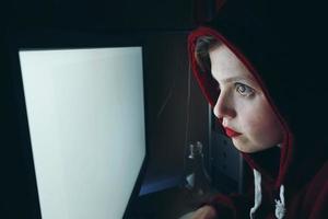 jonge hackervrouw voor een wit pc-scherm