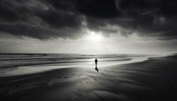 silhouet wandelen Aan sereen strand Bij schemer gegenereerd door ai foto