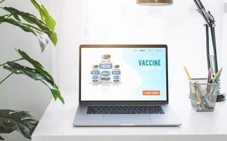 laptop toont webpagina coronavaccin online