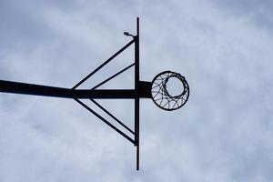 straat basketbal hoepel en blauwe hemel foto