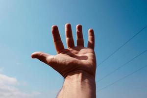 hand omhoog gebarend in de lucht foto