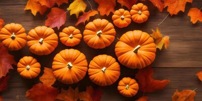 herfst pompoen met geel bloem, bloemblaadjes en vers bladeren Aan bloeiend plant, dankzegging achtergrond houten tafel, ai gegenereerd foto