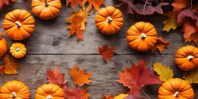 herfst pompoen met geel bloem, bloemblaadjes en vers bladeren Aan bloeiend plant, dankzegging achtergrond houten tafel, ai gegenereerd foto