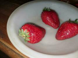 vers voorjaar rood groot aardbei foto