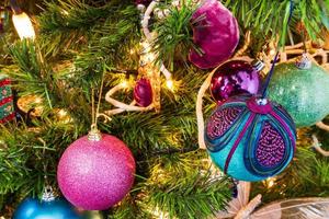 kerstboom met decoratieve ballen en kaarslichten foto