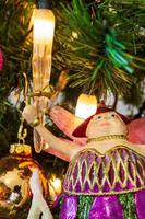 kerstboom ingericht in een paarse thema close-up