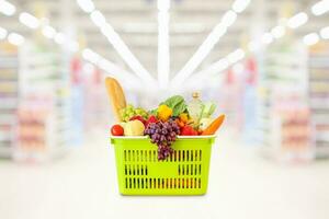 boodschappen doen mand met fruit en groenten in supermarkt kruidenier op te slaan wazig achtergrond foto
