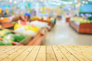 leeg hout tafel top met supermarkt wazig achtergrond voor Product Scherm foto