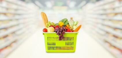 boodschappen doen mand met fruit en groenten in supermarkt kruidenier op te slaan wazig achtergrond foto