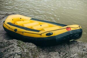 geel opblaasbaar rubber boot voor actief recreatie Aan de rivier- - amateur raften foto