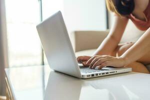 vrouw gebruik makend van computer laptop voor werk online Bij leven kamer. foto