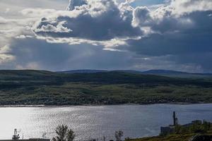 natuurlijk landschap met uitzicht op de Kola-baai foto