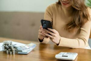 vrouw hand- geld en geven schenken liefdadigheid verhogen bijdrage concept foto