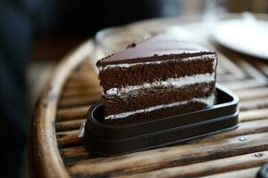 eigengemaakt chocola taart plak van eigengemaakt chocola taart Aan houten foto