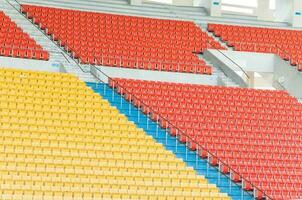 leeg oranje en geel stoelen Bij stadion, rijen van stoel Aan een voetbal stadion foto