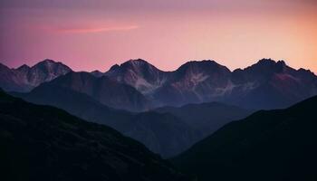 majestueus berg reeks Bij schemering, een rustig tafereel van schoonheid gegenereerd door ai foto