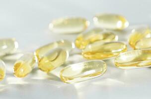 vitamine d geel supplement gel capsules, vis olie omega 3 Aan wit achtergrond, macro schot foto