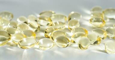 vitamine d geel supplement gel capsules, vis olie omega 3 Aan wit achtergrond, macro schot foto