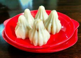 modak voor ganesh festival gemaakt van melk en suiker aangeboden naar god ganesh gedurende de festival seizoen foto