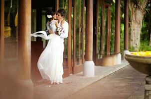 paar Aan ter exotisch bruiloft dag in Bali foto