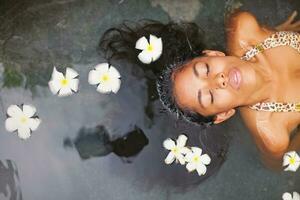 mooi exotisch vrouw hebben bad in een luxe spa salon foto
