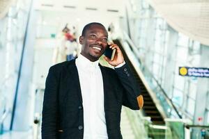 afro zakenman Aan de telefoon foto