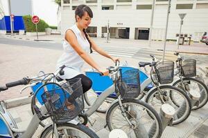 vrouw huren een stad fiets foto
