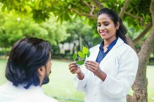 Indisch vrouw wetenschapper hebben een toespraak Aan een plantkunde biologie praktisch klasse buitenshuis foto