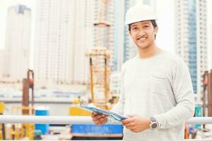 een jong Indisch ingenieur Holding papieren foto