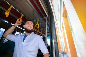 Mens op reis net zo passagier van een bus foto