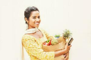 Indisch vrouw met vers produceren foto