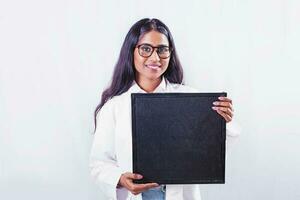 jong Indisch vrouw dokter Holding leeg blanco zwart uithangbord foto