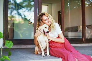 vrouw met haar hond foto