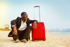 Afrikaanse zakenman op reis naar de strand foto