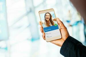 hand- Holding een telefoon. mooi Kaukasisch vrouw maken inkomend telefoontje foto