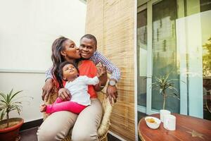 aanbiddelijk Afrikaanse familie Bij balkon hebben thee foto