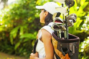 mooi jong vrouw net zo een golf speler foto