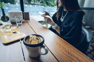 een kop van affogato Aan de houten tafel in de koffie winkel. foto