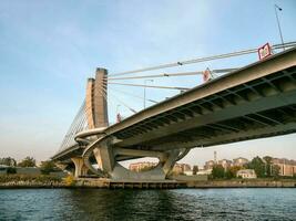 modern ontwerp beton brug ondersteuning over- water. de snelweg over- de hoofd. heilige petersburg. foto