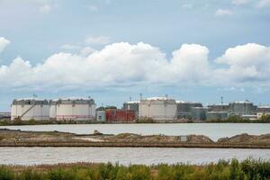 tank boerderij olie en gas- terminal in heilige petersburg, bedrijf macht en energie industrieel tank opslagruimte foto