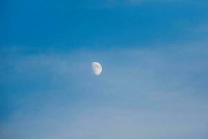 wit maan in de avond blauw lucht. kopiëren ruimte. foto