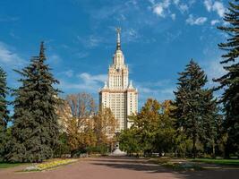 herfst visie van de lomonosov staat Universiteit, gebouw en bezienswaardigheden bekijken in Moskou. foto