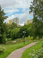 groen milieuvriendelijk park in de stad kwartaal in de noorden van Moskou. khimki. foto