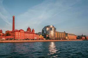 een nieuw gespiegeld kantoor centrum en een oud rood steen gebouw van een voormalig fabriek bekeerd in een bedrijf centrum Aan de vyborg dijk. heilige petersburg foto