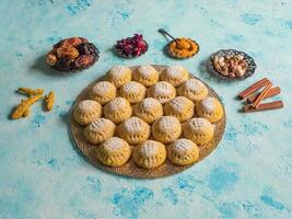 Egyptische koekjes kahk el eid, variatie met de toevoeging van kurkuma wanneer Koken. koekjes van el fitr Islamitisch feest. Ramadan snoepgoed foto