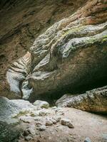 interessant rotsen vormen een versmallen passage in de saltinskij kloof. een uniek natuur reserveren in dagestan. kloof in bergen landschap natuur Aan Rusland. foto