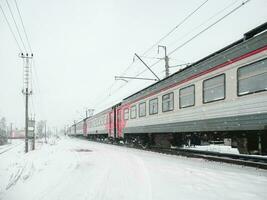 de trein is in beweging Aan een besneeuwd winter dag. foto