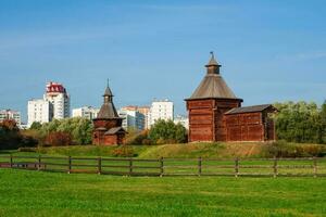 kolomenskoye park in Moskou. museum van houten architectuur. de verbinding van keer, oude architectuur tegen de achtergrond van modern woon- gebouwen. foto