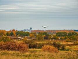 wit vlak komt in naar land- in een bewolkt lucht. heilige petersburg in herfst. foto